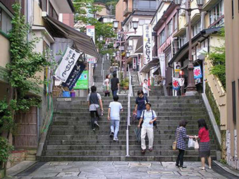 当館4階から石段街までは徒歩5分足らず
