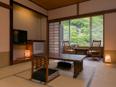 ゆったりしたお部屋の大きな窓から、眼前に広がる新緑★　本館客室10畳広縁付一例