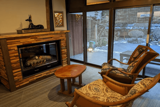 冬はロビーの暖炉で暖まりながらくつろぎましょう