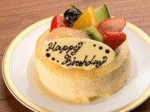 大切なお誕生日のお祝いに（※写真：チーズスフレ）