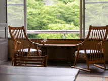 ゆったりしたお部屋の大きな窓から、眼前に広がる新緑★　本館客室10畳広縁付一例