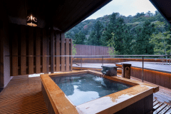 緑豊かな景色をのぞみ、四季折々の自然を楽しむことができます☆彡203の露天風呂（温泉・白銀の湯）