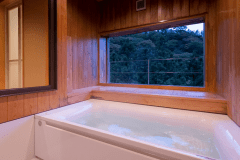 山の緑や空を眺めながら温泉に浸かり、景色を眺めてリフレッシュ☆彡301のお風呂（温泉・白銀の湯）