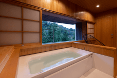 遠く山々の緑を眺めながら温泉に浸かり、心も身体もほぐれる至福のひとときを♪303のお風呂（温泉）