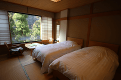 ツインベッドルーム10畳（シャワー付き）