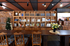 食事や温泉のあとに立ち寄って本を開いてみては？　ロビーラウンジ「壇」