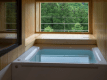 半露天風呂付客室 301号室のお風呂から見られる四季折々の景色