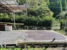 広いデッキスペース、4m✕5mくらいのテントスペースが取れます。写真は左側に屋根がありますが、サイトによって右側に屋根があるサイトもあります。