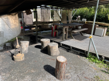 デッキ前には、屋根付きの竈門と焚き火ができるスペースがあり、デッキ上には4名がけのテーブルと専用の給湯付きの流しがあります。