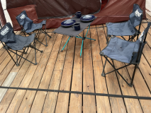 ツールームテントの前室では4名が椅子に座って過ごせるくらいの空間があります。（標準では簡易ベットが2つ置いてありますが、不要な場合はスタッフに声をかけていただければ撤去して椅子を入れることもできます。椅子はレンタル組み合わせサイトではオプションです。）