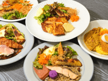 近隣にあるインドネシア人女性店主が営む『Warung　Rempah』で作った朝食をお店からお部屋にてお届けします。朝食は５種からお選びいただけます。