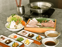 金城アグーという豚肉を使ったしゃぶしゃぶセットをお部屋にお届けします。