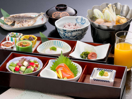 朝食は地物の干物をはじめとする和定食
