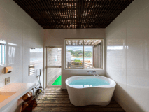 【302】天然温泉の半露天風呂