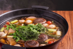 滋味深い特製の出汁が決め手の薬膳鍋と自然美を堪能するLUXURYグランピングプラン【1泊2食付き】