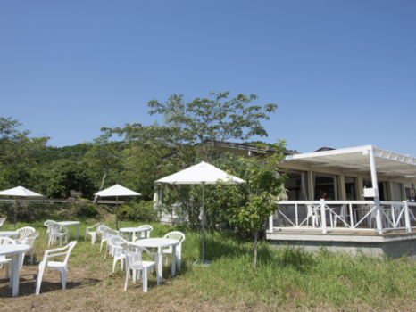 プライベートビーチ内、海の家では海の幸満載のバーベキュー（要予約制）や軽食、カキ氷などのお食事や温水シャワー、更衣室も完備致しております☆彡