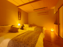 和室にリビングと露天風呂がついた、合計85平米の広々スイート。
無垢の木の床が素足に気持ちいい、和モダンな雰囲気です。伊勢の海を見渡せる露天風呂で、至福の時をお過ごしください。
※写真は一例です。客室により異なります。