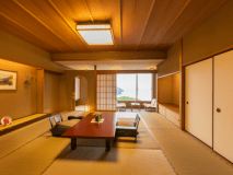 12.5畳の和室に前室、広縁、お召し替えの間がついた合計61平米の純和室。
和室ならではの落ち着いた雰囲気で、ゆっくりくつろげる空間です。窓の外には伊勢の海が広がり、壮大な景色が楽しめます。