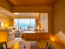 最上階にある特別フロア「華真珠」にある、6畳の和室・ツインベッドの洋室・バルコニーがついた合計61平米のお部屋です。
＜華真珠＞の名の通り、室内のしつらえは上品で瀟洒。
窓の外には伊勢の海が広がり、最上階ならではの絶景が楽しめます。