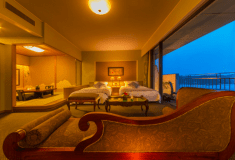 最上階にある特別フロア「華真珠」にある、6畳の和室・ツインベッドの洋室・バルコニーがついた合計61平米のお部屋です。
＜華真珠＞の名の通り、室内のしつらえは上品で瀟洒。
窓の外には伊勢の海が広がり、最上階ならではの絶景が楽しめます。