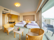 6畳の和室にツインベッドの洋室、バルコニーがついた合計61平米の和洋室。
和室のくつろぎとベッドの快適さ、両方の良さを取り入れました。窓の外には伊勢の海が広がり、壮大な景色が楽しめます。