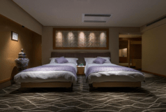 12.5畳の和室と6畳の和室、53平米のリビングと展望風呂、合計127平米のお部屋。
海の蝶の中で、最も広い客室です。
室内の調度品、伊勢湾を見渡せる景色と最高級のお部屋です。