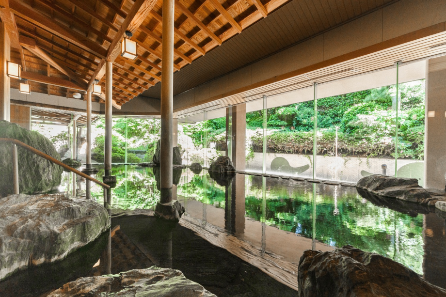 大浴場　巌の湯（檜の湯と朝夕入替制。両方に露天風呂とサウナもございます）