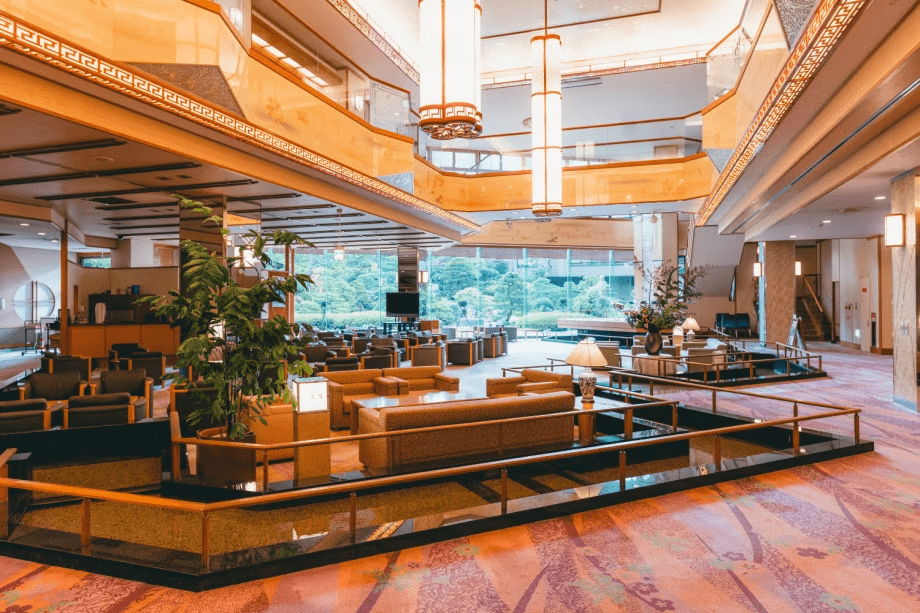 自慢の日本庭園をゆっくり眺める事ができる解放感抜群のラウンジ土笛。