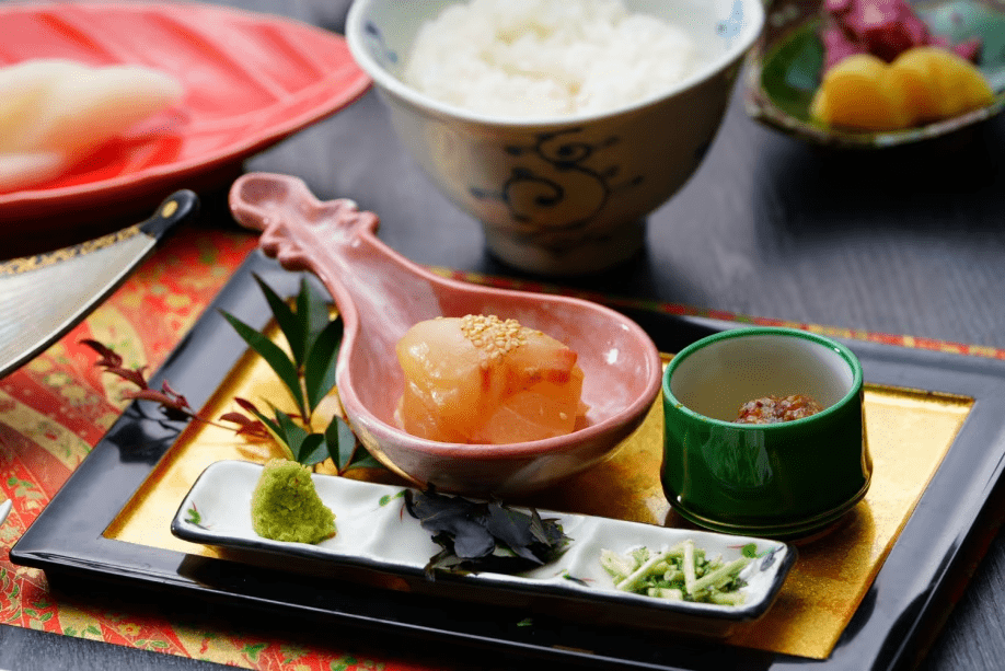 春のカジュアル会席イメージ　合わせ出汁香る鯛のこじょうゆ茶漬け