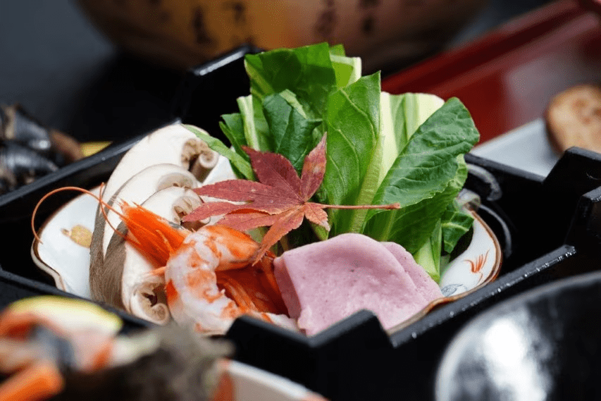 松きのこを島根名物「しじみ」から取ったお出汁で頂く小鍋。お食事からも島根の秋を感じていただけます 松きのこを島根名物「しじみ」から取ったお出汁で頂く小鍋。お食事からも島根の秋を感じていただけます