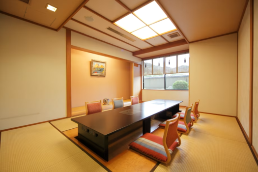 ご夕食時は食事処の個室をご用意いたします。