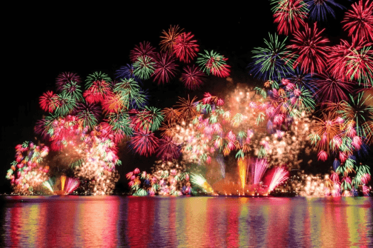 宍道湖の美しい湖面で打ち上げられる花火が暗い湖面に映え、美しい光景が作り出されます。