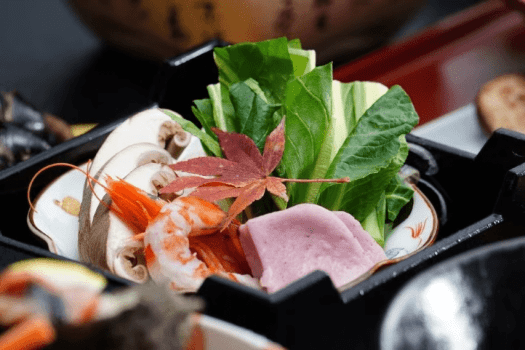 松きのこを島根名物「しじみ」から取ったお出汁で頂く小鍋。お食事からも島根の秋を感じていただけます