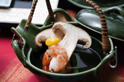 秋の味覚の王様「松茸」。口にした瞬間芳醇な香りが鼻を抜けます