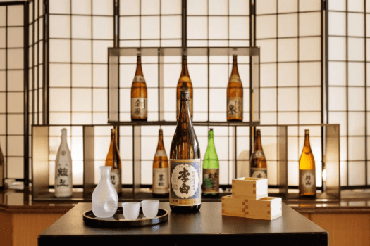 日本庭園を望むラウンジでのドリンクサービス。日本酒発祥の地、島根の地酒を日替わりで試飲いただけます。 日本庭園を望むラウンジでのドリンクサービス。日本酒発祥の地、島根の地酒を日替わりで試飲いただけます。