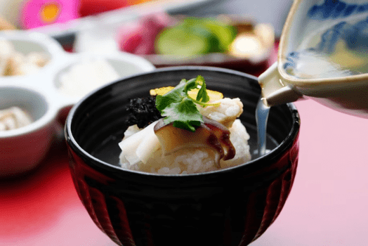 ふぐをご飯にのせて温かい出汁をかけた島根の郷土料理「うず煮」