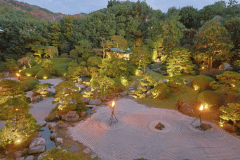 かがり火とライトアップで演出された庭園が望めます