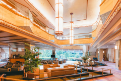 自慢の日本庭園をゆっくり眺める事ができる解放感抜群のラウンジ土笛。お風呂上がりに是非ドリンクサービスをご利用ください。