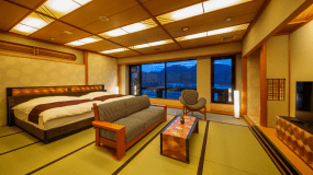 【露天風呂付◇楽陸-Rakuga-】 当館最上階。見晴らし抜群の露天風呂を備えた、最高峰の一室。