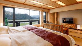 【露天風呂付◇楽陸-Rakuga-】 当館最上階。見晴らし抜群の露天風呂を備えた、最高峰の一室。