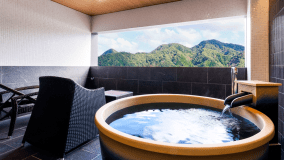 【露天風呂付◇楽陸-Rakuga-】［露天風呂］ 湯に身をまかせつつ“当館一の絶景”を満喫。