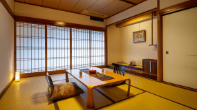 【和室10畳】 真心こめたおもてなしと、情緒漂う和の空間で安らぐひとときを。