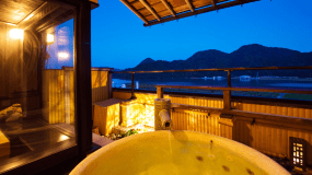 【貸切露天風呂◇夢のかよひ路】城崎温泉で1番“星に近い”貸切風呂をテーマに作られた、最上階の貸切露天風呂。まるい“ころん”としたフォルムが可愛い陶器風呂