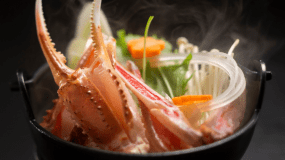 【かにすき】伝統のダシと地元の新鮮な野菜のうま味が、カニの美味しさをやさしく引き立てる――。