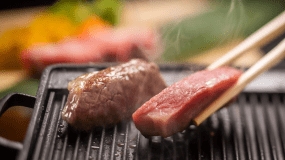 【但馬牛／ステーキ】 こまかく散りばめられた霜降りがジュワッと溶けだす瞬間が食べ頃♪