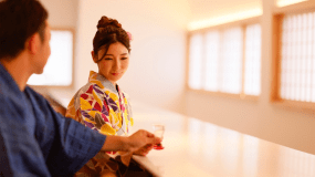 【最上階ラウンジ◇玄-Gen-】ラウンジにはカップルに人気のカウンター席を7組分ご用意。お互いの距離が縮まるひとときをゆっくりと。