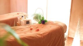 車で1分！当館から北へ約450mに位置する【山野愛子どろんこ美容 サロン・ド・アピューゼ】