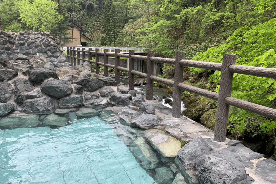 ユウトムラウシ川を見下ろす大小二つの露天風呂
