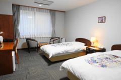 3部屋限定のツインベッドルーム。広々としたお部屋からは清流ユウトムラウシ川を俯瞰する。