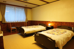 和ツインルーム（リクライニング機能付きベッド）